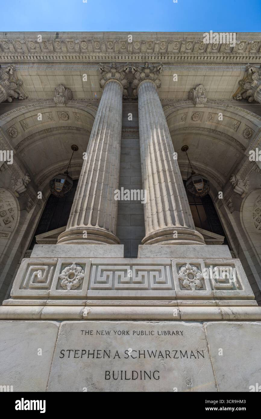 Marmorsäulen in der New York Public Library Stephen A. Schwarzman Building, mit Gravur, Manhattan, New York City, USA. Juni 2025. Stockfoto