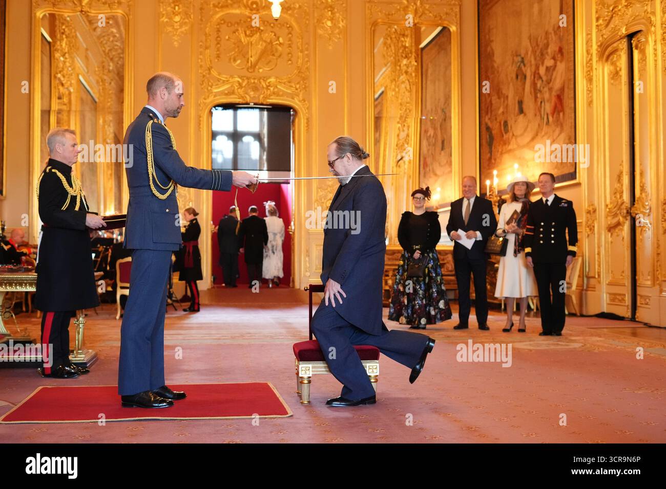 Sir Gary Oldman, Schauspieler, wird vom Prince of Wales in Windsor Castle zum Knight Bachelor ernannt. Die Ehre würdigt Verdienste um das Drama. Bilddatum: Dienstag, 30. September 2025. Stockfoto