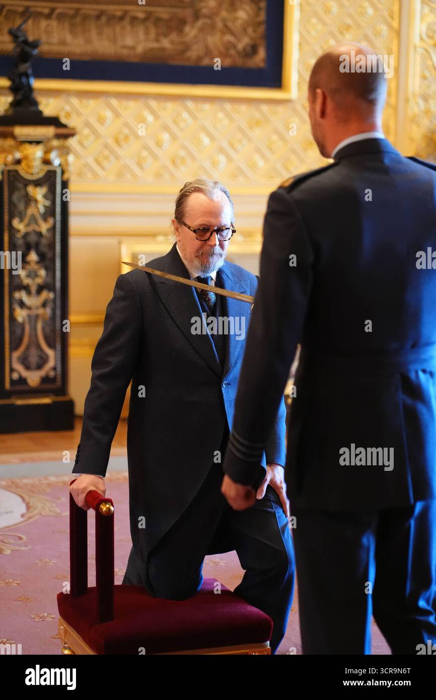 Sir Gary Oldman, Schauspieler, wird vom Prince of Wales in Windsor Castle zum Knight Bachelor ernannt. Die Ehre würdigt Verdienste um das Drama. Bilddatum: Dienstag, 30. September 2025. Stockfoto