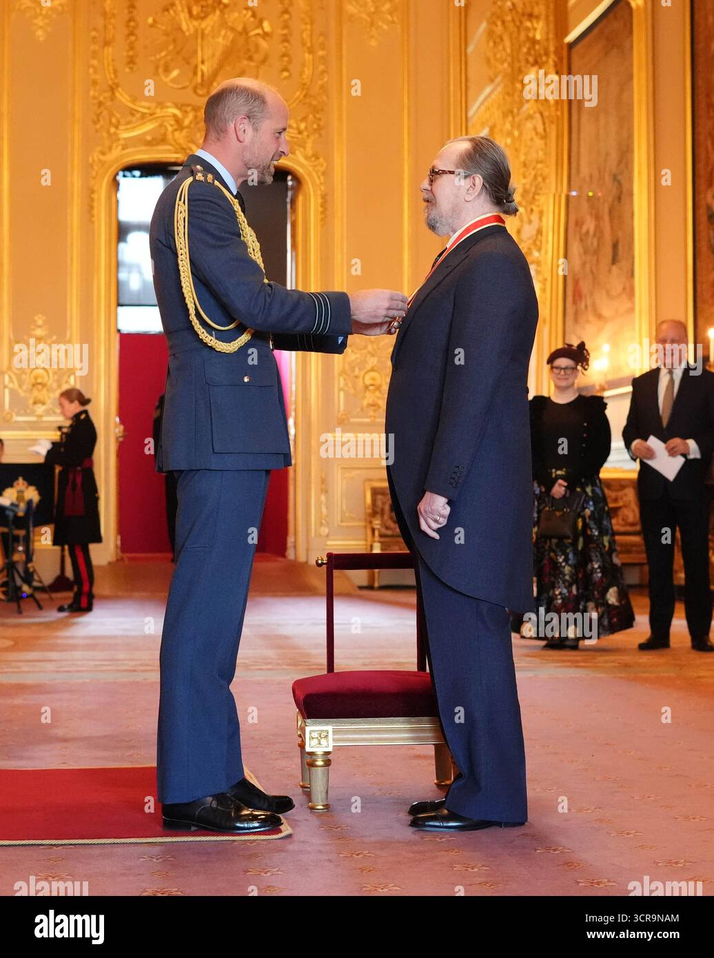 Sir Gary Oldman, Schauspieler, wird vom Prince of Wales in Windsor Castle zum Knight Bachelor ernannt. Die Ehre würdigt Verdienste um das Drama. Bilddatum: Dienstag, 30. September 2025. Stockfoto