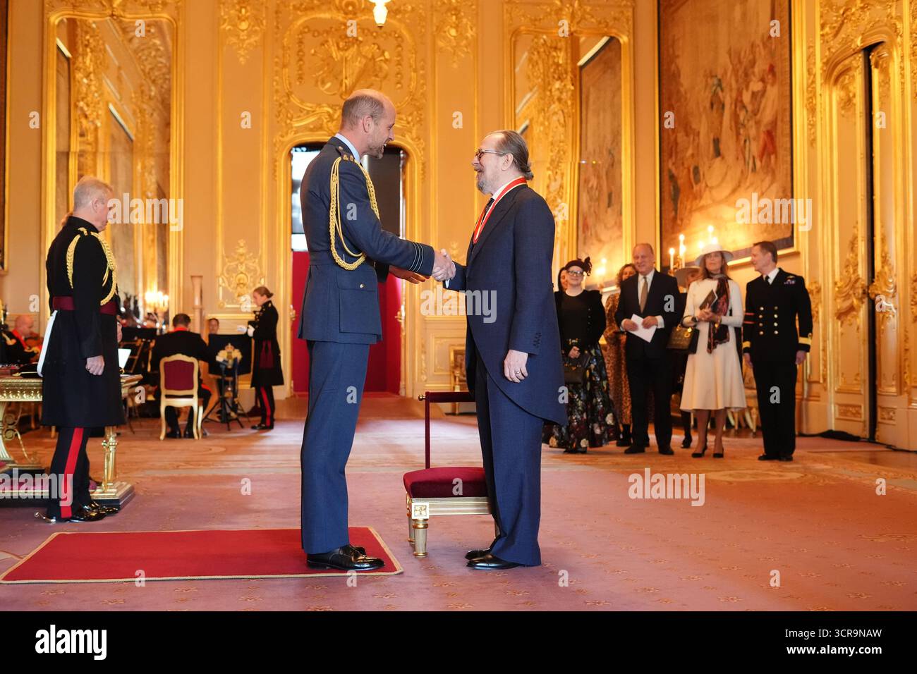 Sir Gary Oldman, Schauspieler, wird vom Prince of Wales in Windsor Castle zum Knight Bachelor ernannt. Die Ehre würdigt Verdienste um das Drama. Bilddatum: Dienstag, 30. September 2025. Stockfoto