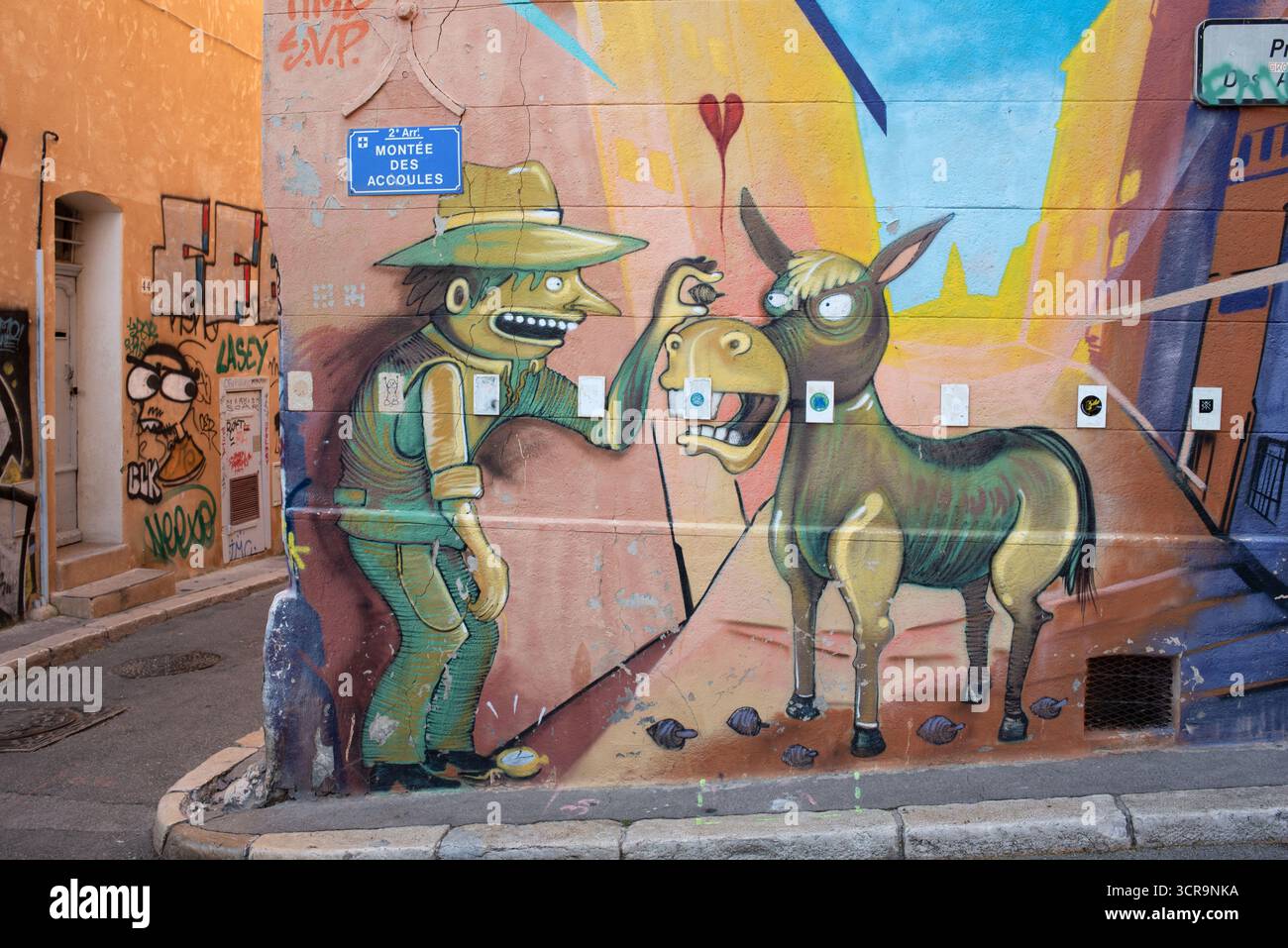 Street Art oder Wandmalerei von Mann und Esel im historischen Panier-Viertel von Marseille oder Marseille Provence Frankreich Stockfoto