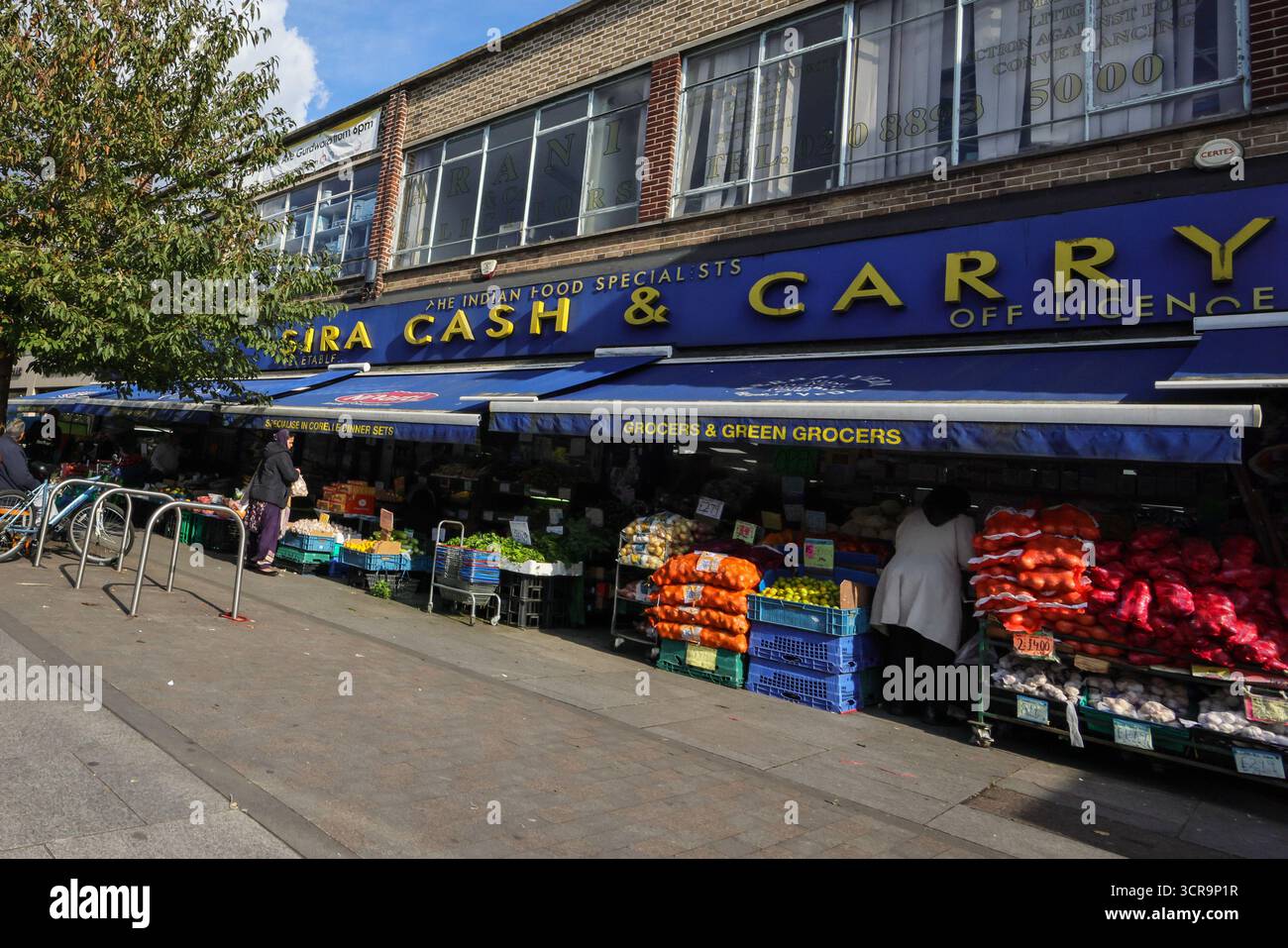 Sira Cash and Carry Indian Food Store in Southall, West London, Großbritannien Stockfoto