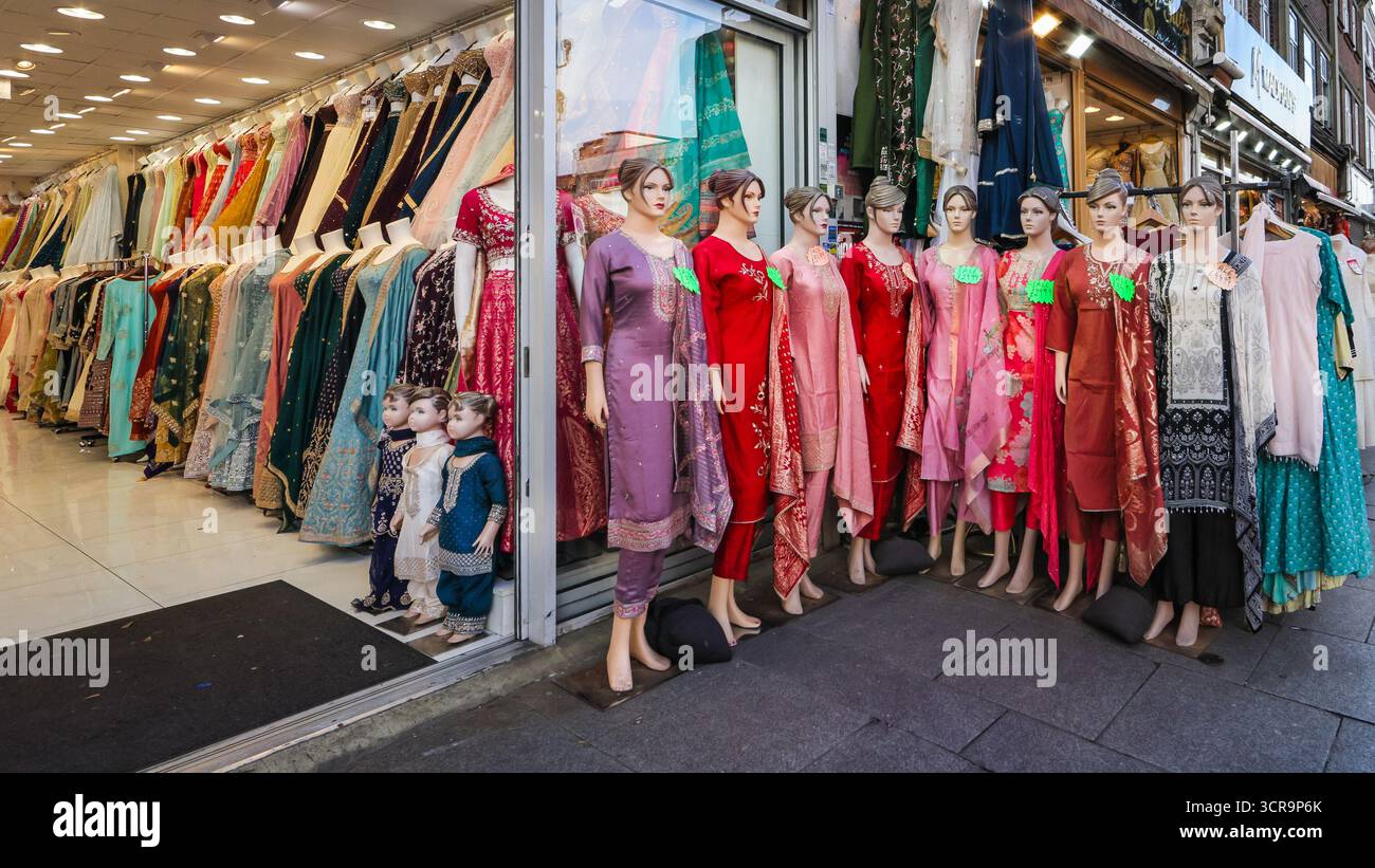 Southall High Street, Schaufensterpuppen vor einem indischen Bekleidungsgeschäft, Southall, West London, Großbritannien Stockfoto