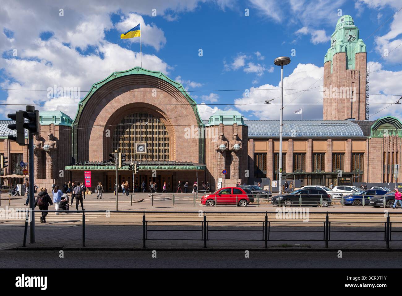 Helsinki, Finnland - 16. Mai 2025: Hauptbahnhof Helsinki, Hauptverkehrsknotenpunkt für Zug-, Bus- und U-Bahn-Verkehr. Stockfoto