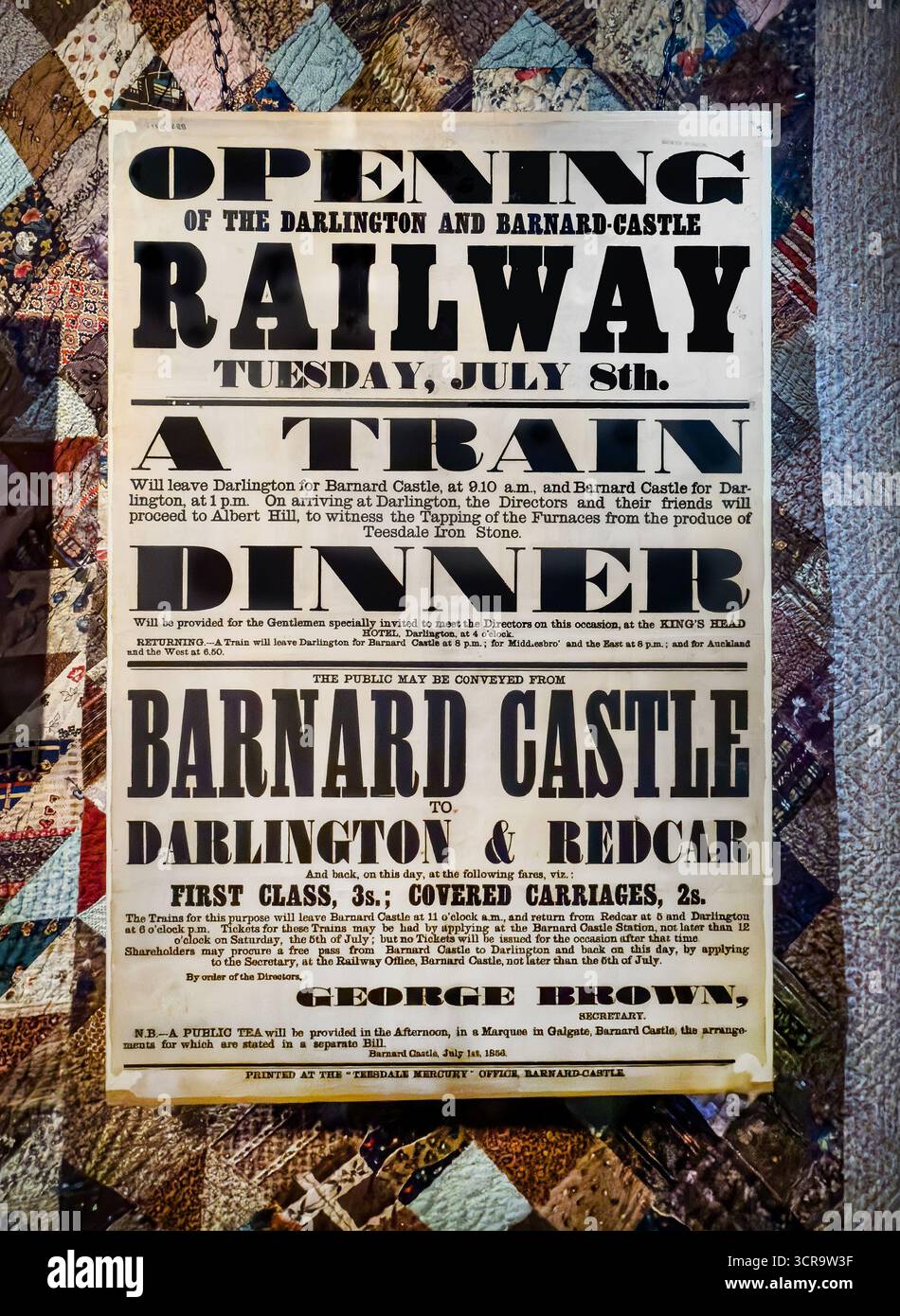 Vintage-Poster, das die Eröffnung der Darlington and Barnard Castle Railway mit einem Zug-Dinner-Event am 8. Juli anwarnt - Smartphone-aufgenommenes Stockfoto