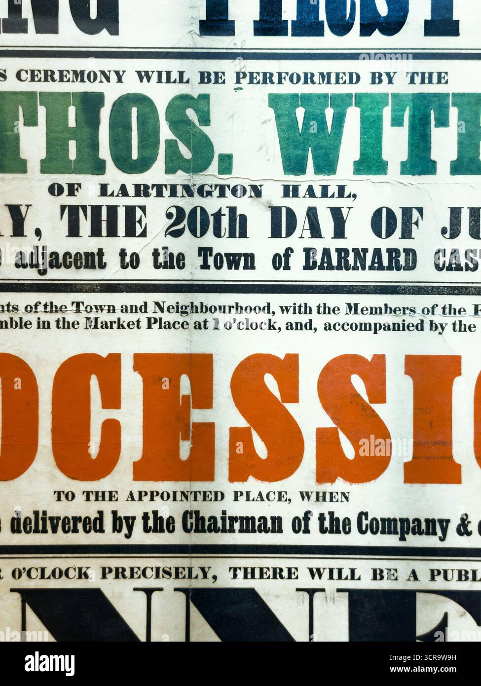 Detaillierte Nahaufnahme eines Vintage-Posters, das ein historisches Ereignis in Barnard Castle, Großbritannien, mit farbenfrohen, auffälligen Schriften und historischen Referenzen anprimitiert - Smartphone-aufgenommenes Stockfoto