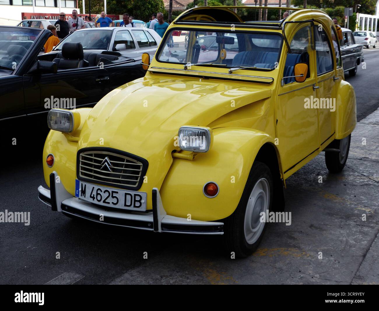 Ein 1979er Citroen 2cv beim jährlichen Oldtimer Meet „Amigos de los clasicos 2025“ Stockfoto