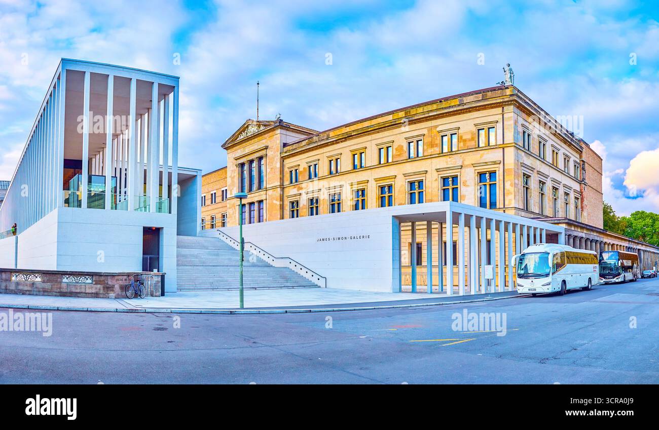 BERLIN, DEUTSCHLAND - 3. Oktober 2019: Das historische Gebäude des Neuen Museums (Neues Museum) und modernen James Simon Galerie mit weißem Stein Treppen auf Stockfoto