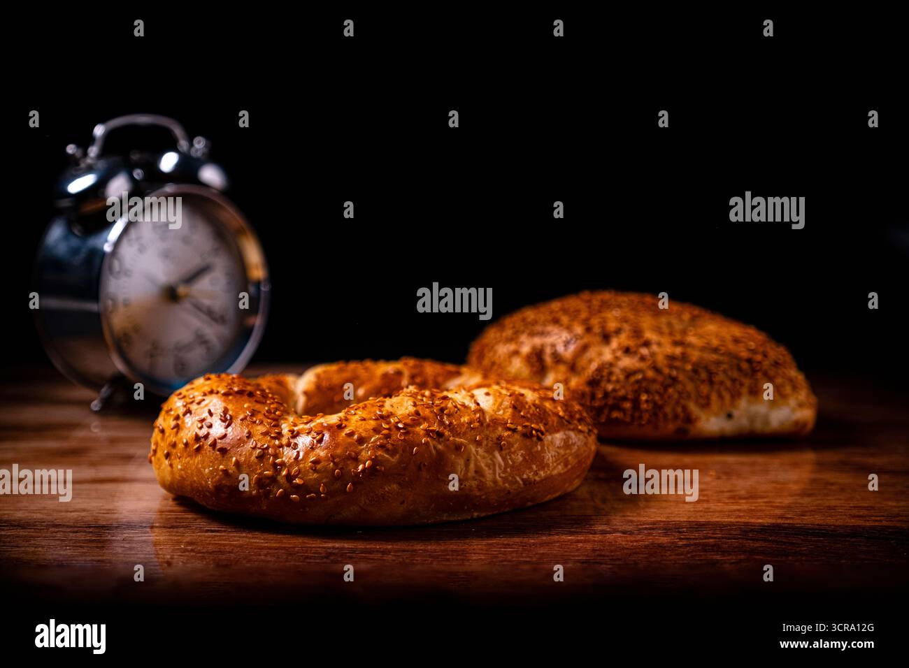 Traditionelles türkisches Frühstücksgebäck und mit Käse gefülltes Gebäck Stockfoto