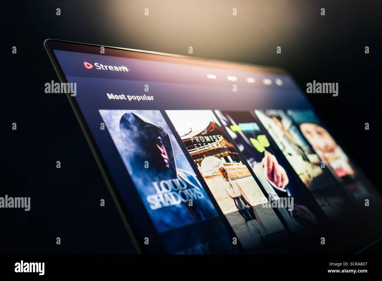 Streaming-Plattform-Service für Filme und Serien online auf dem Bildschirm. TV, TV-Video-Content-Mockup. Unterhaltung über Abonnements im Internet ansehen. Stockfoto