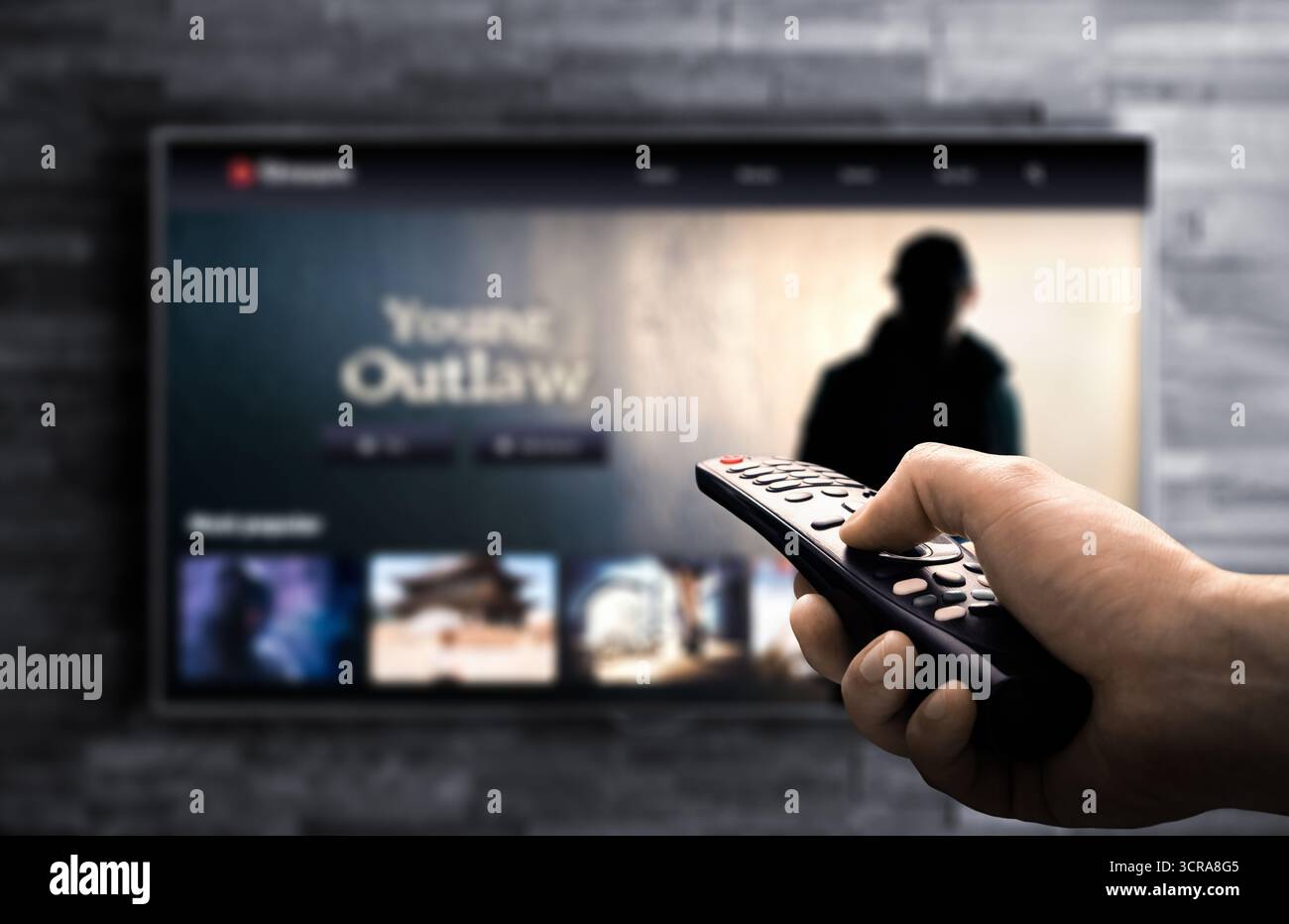 TV-Stream nach Hause. Sehen Sie sich echte Krimi-Filme oder -Serien nachts auf dem Fernsehbildschirm an. Remote-pov in Hand. Mockup der Videoplattform. Stockfoto