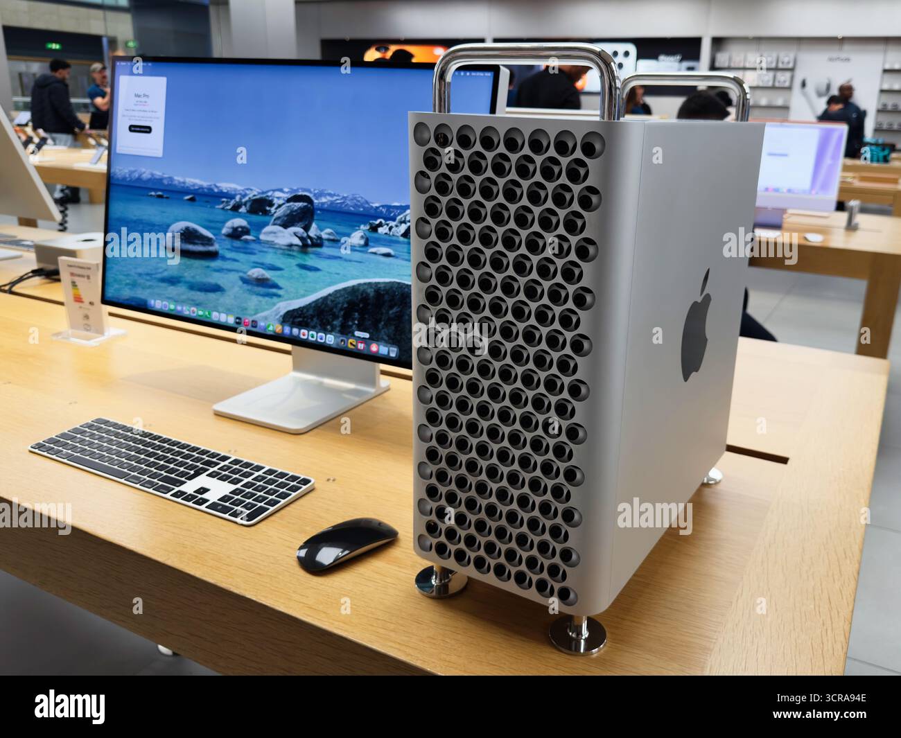 Manchester, Großbritannien – 29. September 2025: Modernes Apple Mac Studio-Setup auf einem Ausstellungstisch mit großem Monitor und Peripheriegeräten. Stockfoto