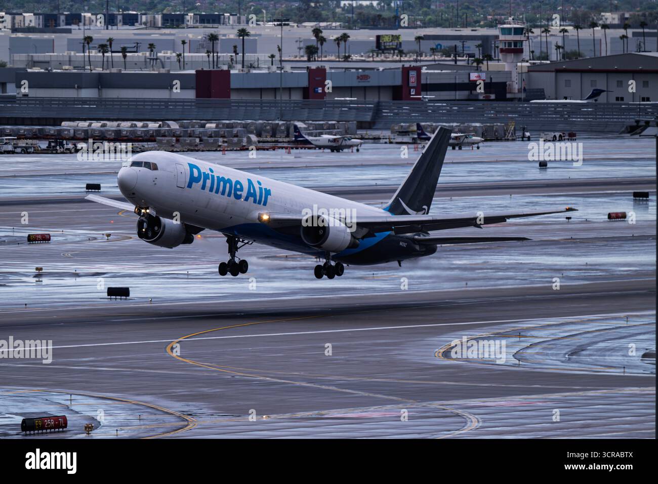 Flughafen Sky Harbor 9-27-2025 Phoenix AZ USA Amazon Prime Air Boeing 767-300BDSF N431AZ Regentag Abfahrt ab 7L am Phoenix Sky Harbor Intl. Airpor Stockfoto