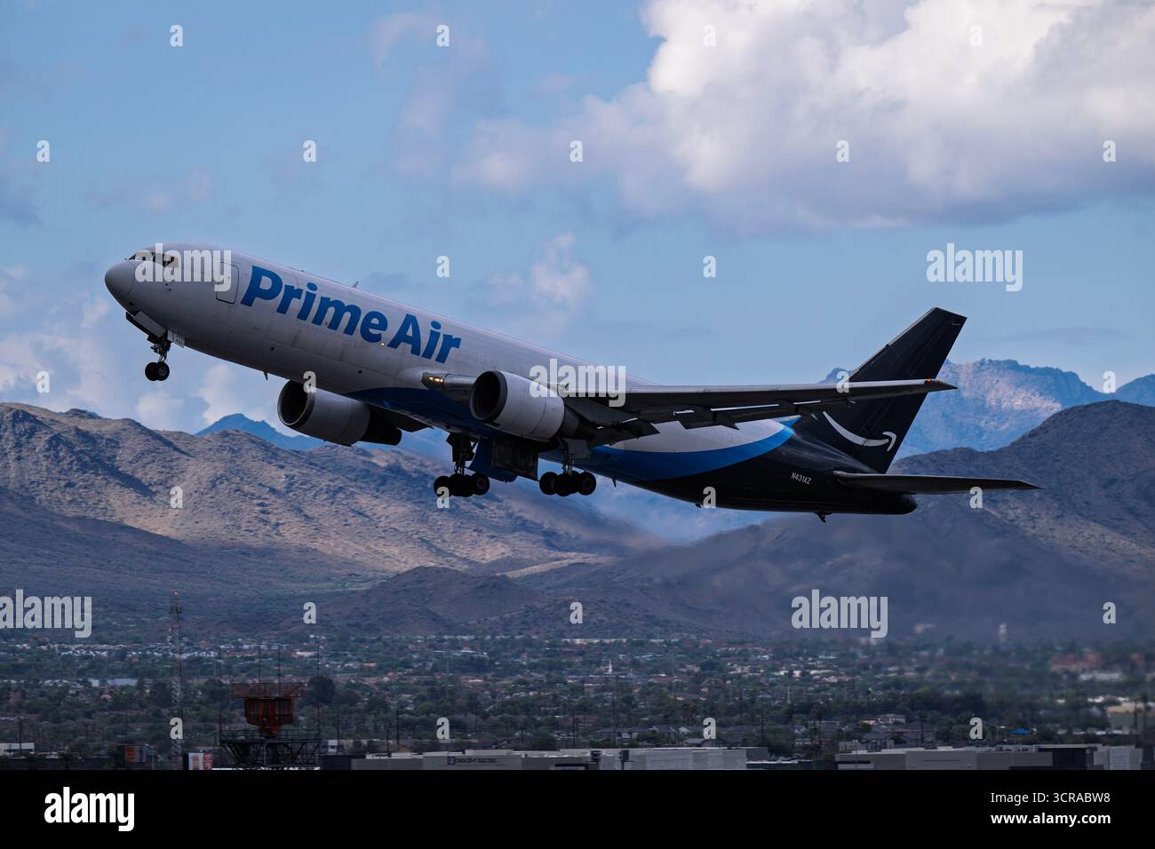 Flughafen Sky Harbor 9-27-2025 Phoenix AZ USA Amazon Prime Air Boeing 767-300BDSF N431AZ Regentag Abfahrt ab 7L am Phoenix Sky Harbor Intl. Airpor Stockfoto