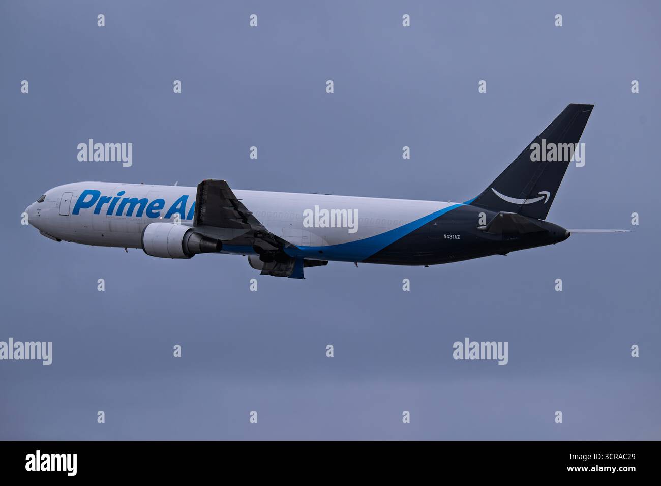 Flughafen Sky Harbor 9-27-2025 Phoenix AZ USA Amazon Prime Air Boeing 767-300BDSF N431AZ Regentag Abfahrt ab 7L am Phoenix Sky Harbor Intl. Airpor Stockfoto