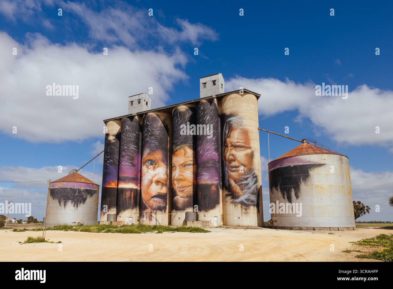 SHEEP HILLS, AUSTRALIEN - 27. SEPTEMBER 2025: GrainCorp Sheep Hills Silo Art Silo Art Wandgemälde auf dem Silo Art Trail an einem sonnigen Frühlingstag in der Wimmera Malle Stockfoto