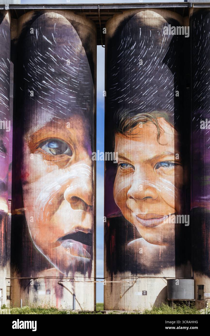 SHEEP HILLS, AUSTRALIEN - 27. SEPTEMBER 2025: GrainCorp Sheep Hills Silo Art Silo Art Wandgemälde auf dem Silo Art Trail an einem sonnigen Frühlingstag in der Wimmera Malle Stockfoto