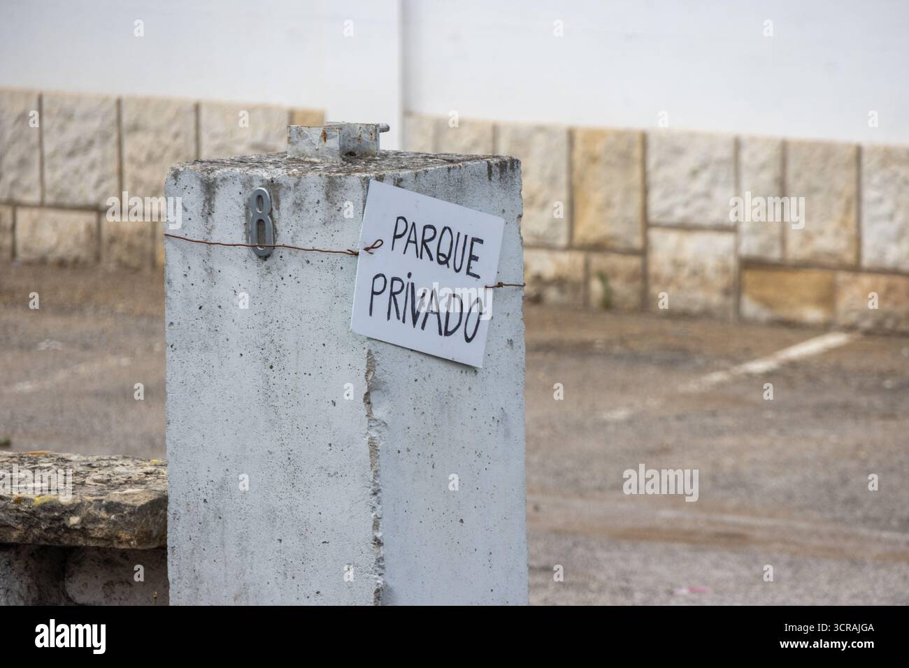 Nahaufnahme eines parque privado-Schilds mit einem privaten Parkplatz Stockfoto