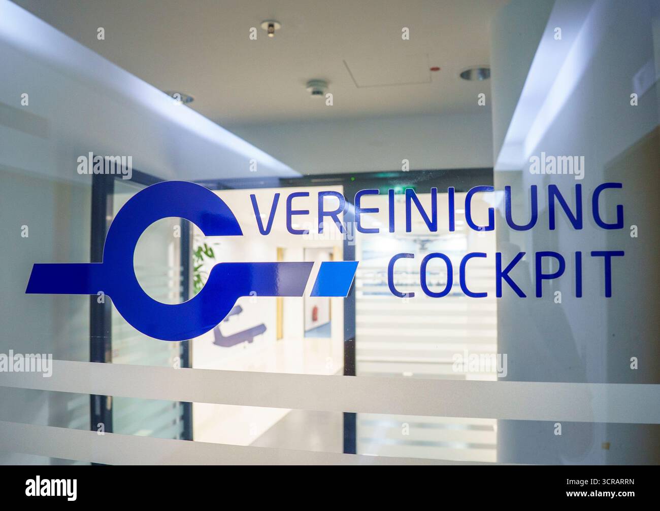30. September 2025, Hessen, Frankfurt/Main: Das Logo der Vereinigung Cockpit e.V. befindet sich auf einer Glastür im Frankfurter Büro. Es droht ein umfassender Streik von Lufthansa-Piloten. In einer Abstimmung hat eine sehr klare Mehrheit für Arbeitskampfmaßnahmen gestimmt. Foto: Andreas Arnold/dpa Stockfoto
