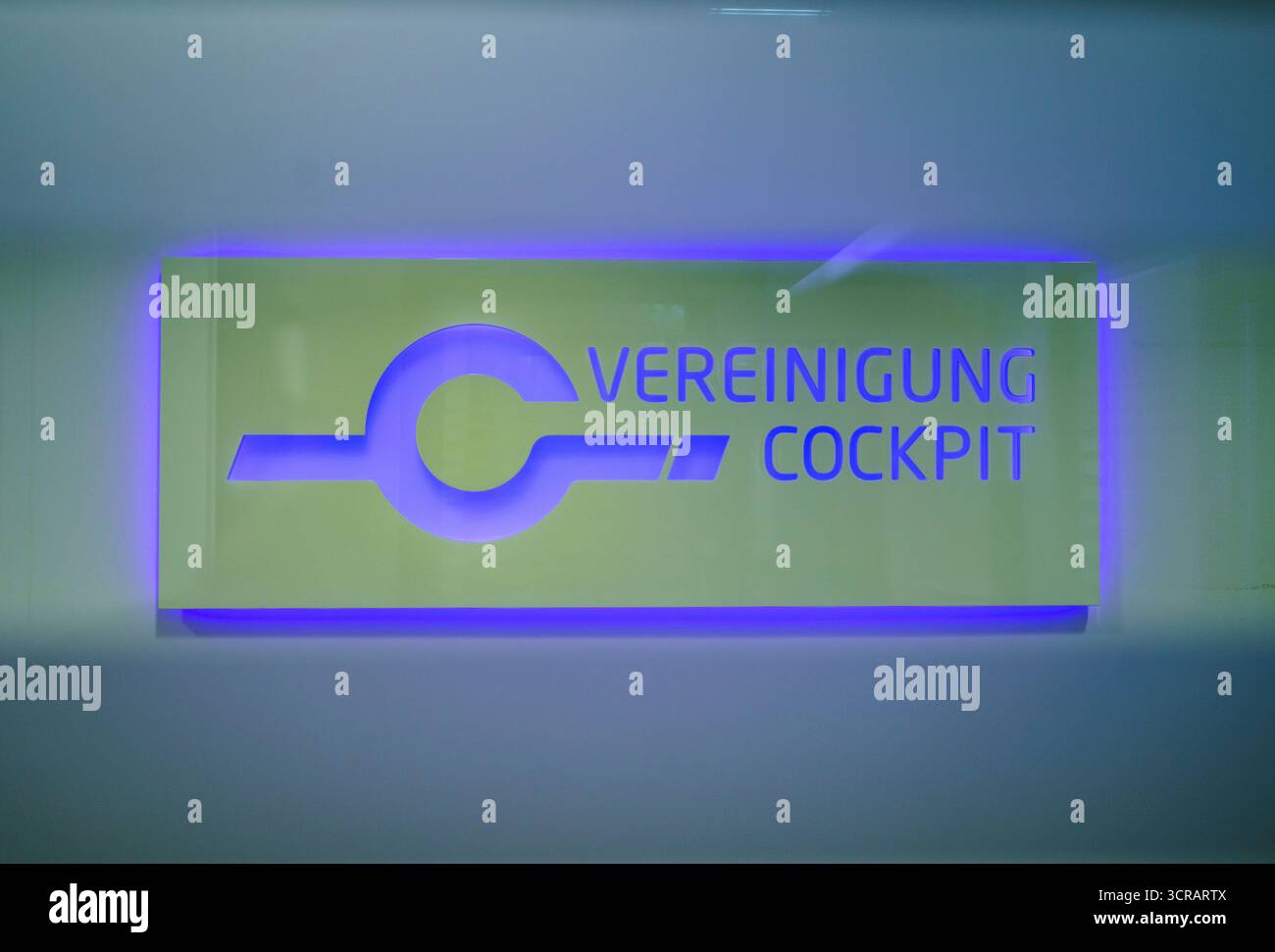 30. September 2025, Hessen, Frankfurt/Main: Das Logo der Vereinigung Cockpit e.V. befindet sich auf einer Glastür im Frankfurter Büro. Es droht ein umfassender Streik von Lufthansa-Piloten. In einer Abstimmung hat eine sehr klare Mehrheit für Arbeitskampfmaßnahmen gestimmt. Foto: Andreas Arnold/dpa Stockfoto
