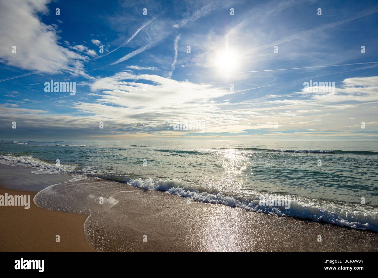 Seascape am frühen Morgen. Sonnenaufgang über dem Meer Stockfoto