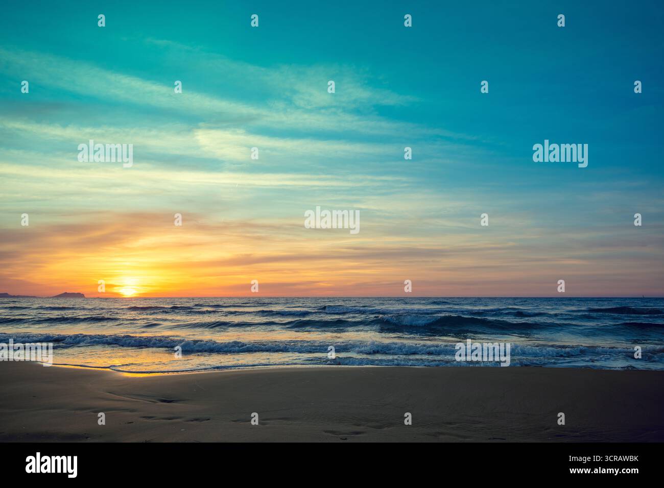 Seascape am frühen Morgen. Sonnenaufgang über dem Meer Stockfoto