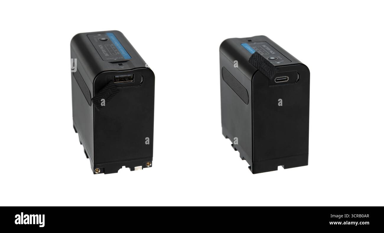 Zwei schwarze Kamera-Li-Ion-Akkus mit USB-A- und USB-C-Ladeanschluss. Stockfoto