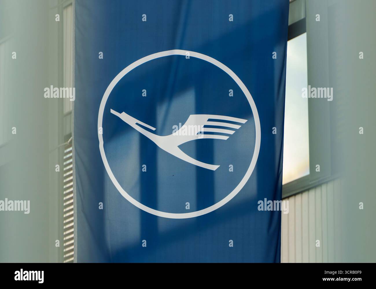 30. September 2025, Hessen, Frankfurt/Main: Vor einem der Firmengebäude ist ein Lufthansa-Airline-Logo zu sehen. Es besteht die Gefahr eines weitverbreiteten Streiks von Lufthansa-Piloten. In einer Streikwahl stimmte eine sehr klare Mehrheit für Arbeitskampfmaßnahmen. Foto: Andreas Arnold/dpa Stockfoto