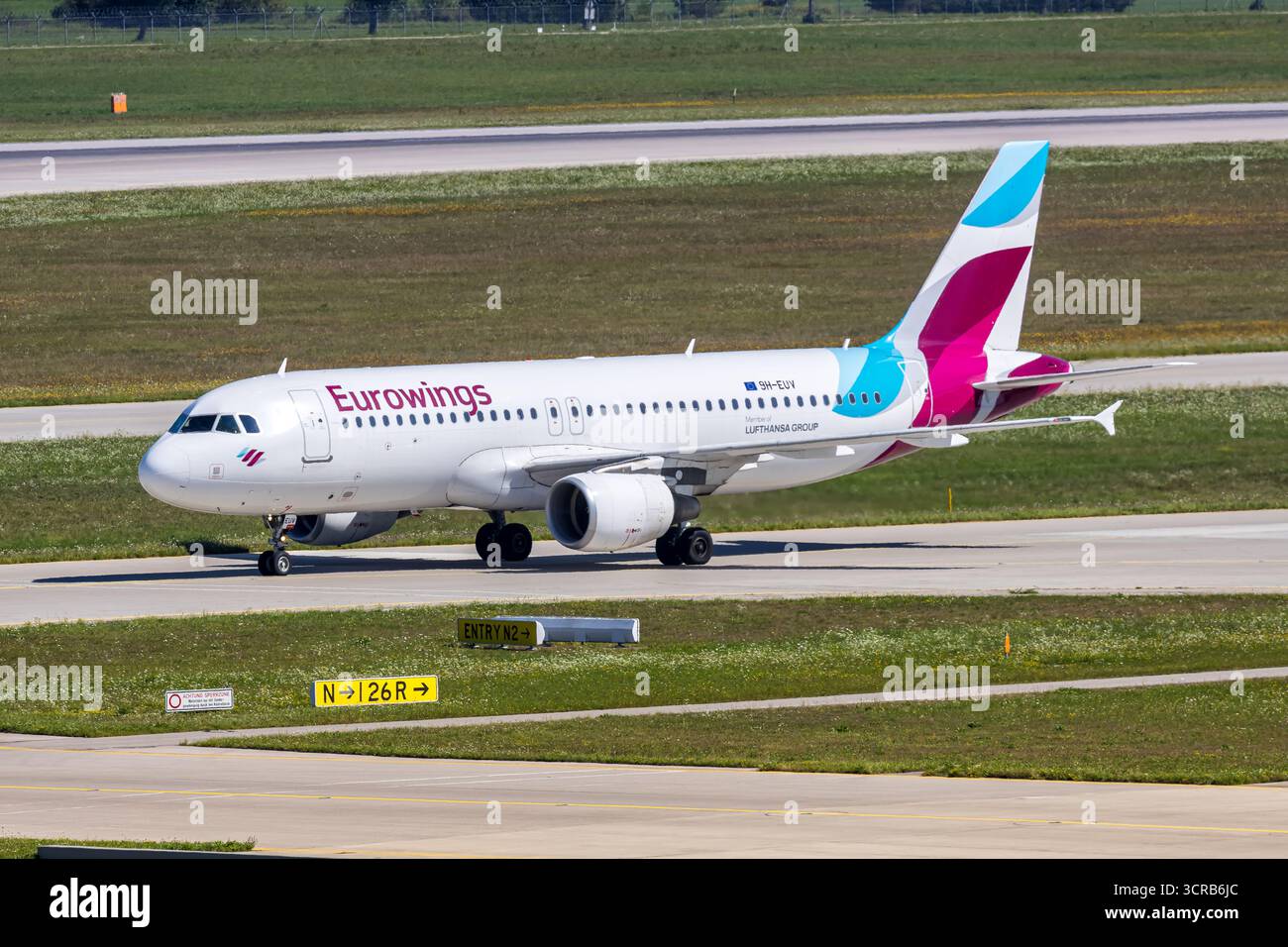 München, Deutschland - 19. August 2025: Eurowings Europe Airbus A320 am Flughafen München in Deutschland. Stockfoto