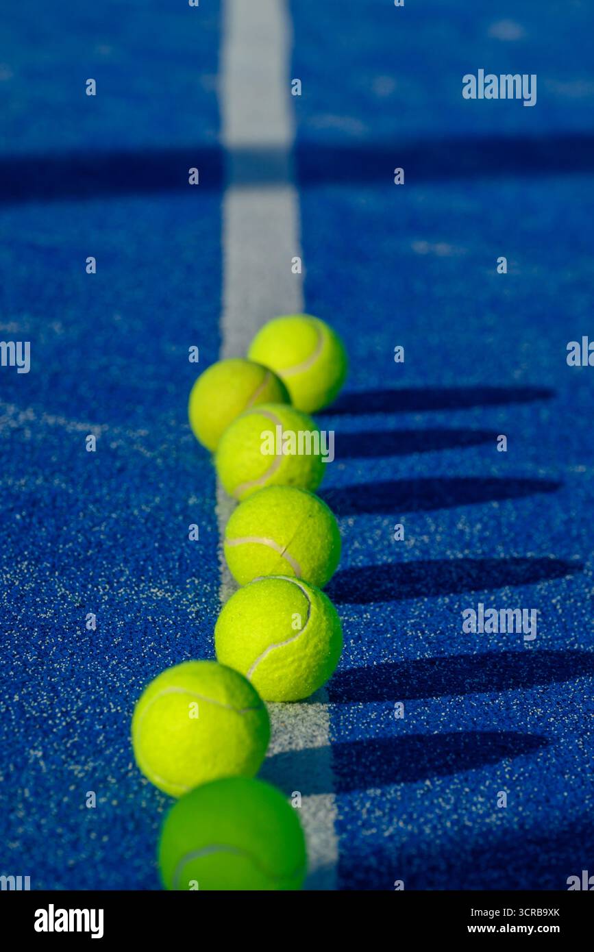 Eine Reihe von Tennisbällen mit langen Schatten das Konzept einer Wiederholung Stockfoto
