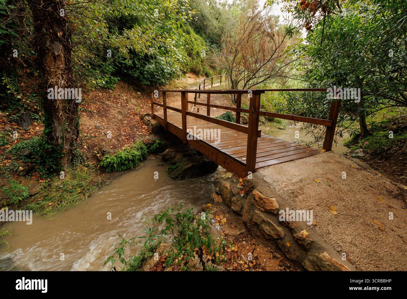 Holzbrücke auf dem Wasserfallpfad in Navarres, Spanien Stockfoto