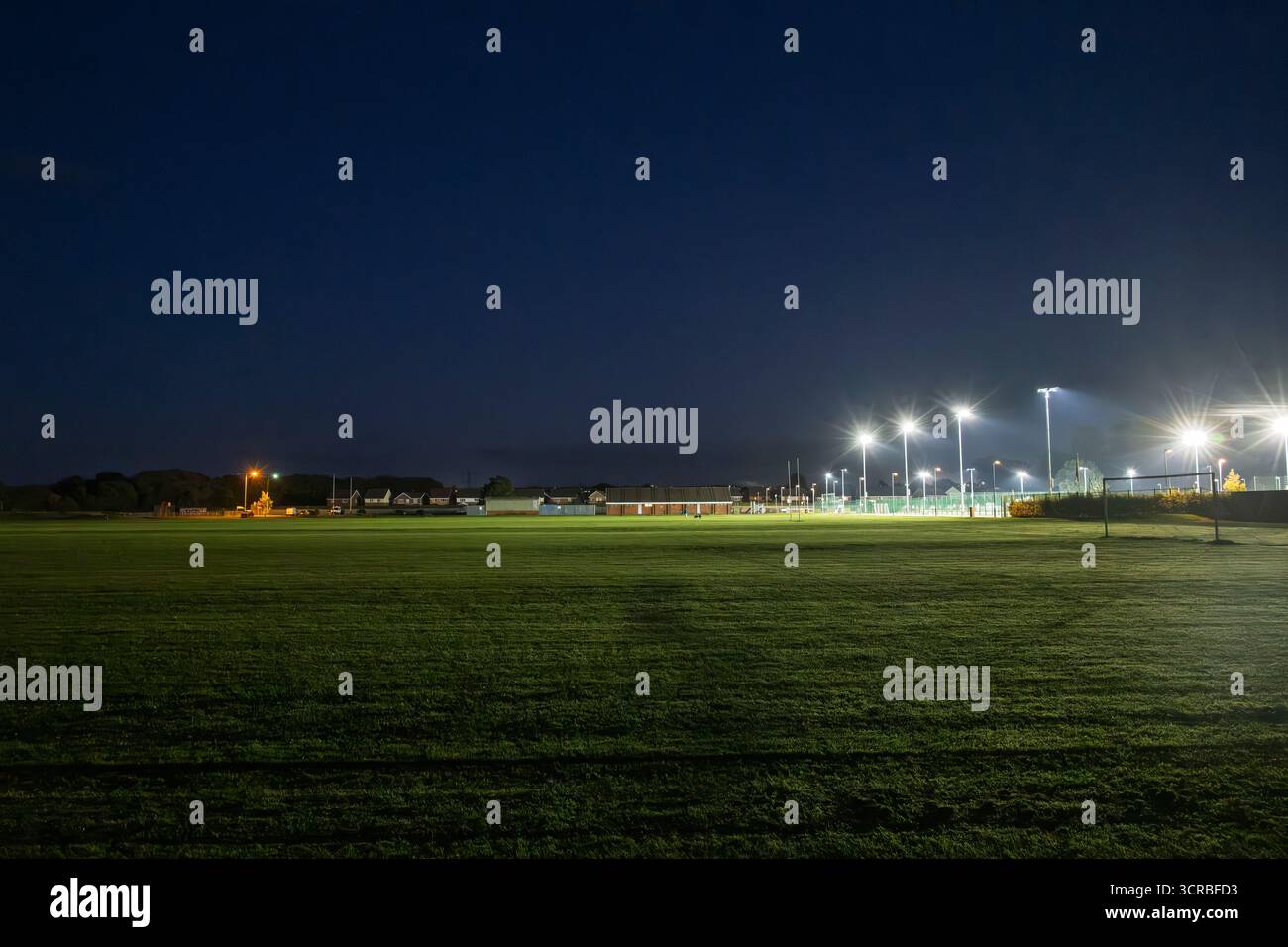 Fußballplätze mit Flutlicht in der Abenddämmerung Stockfoto
