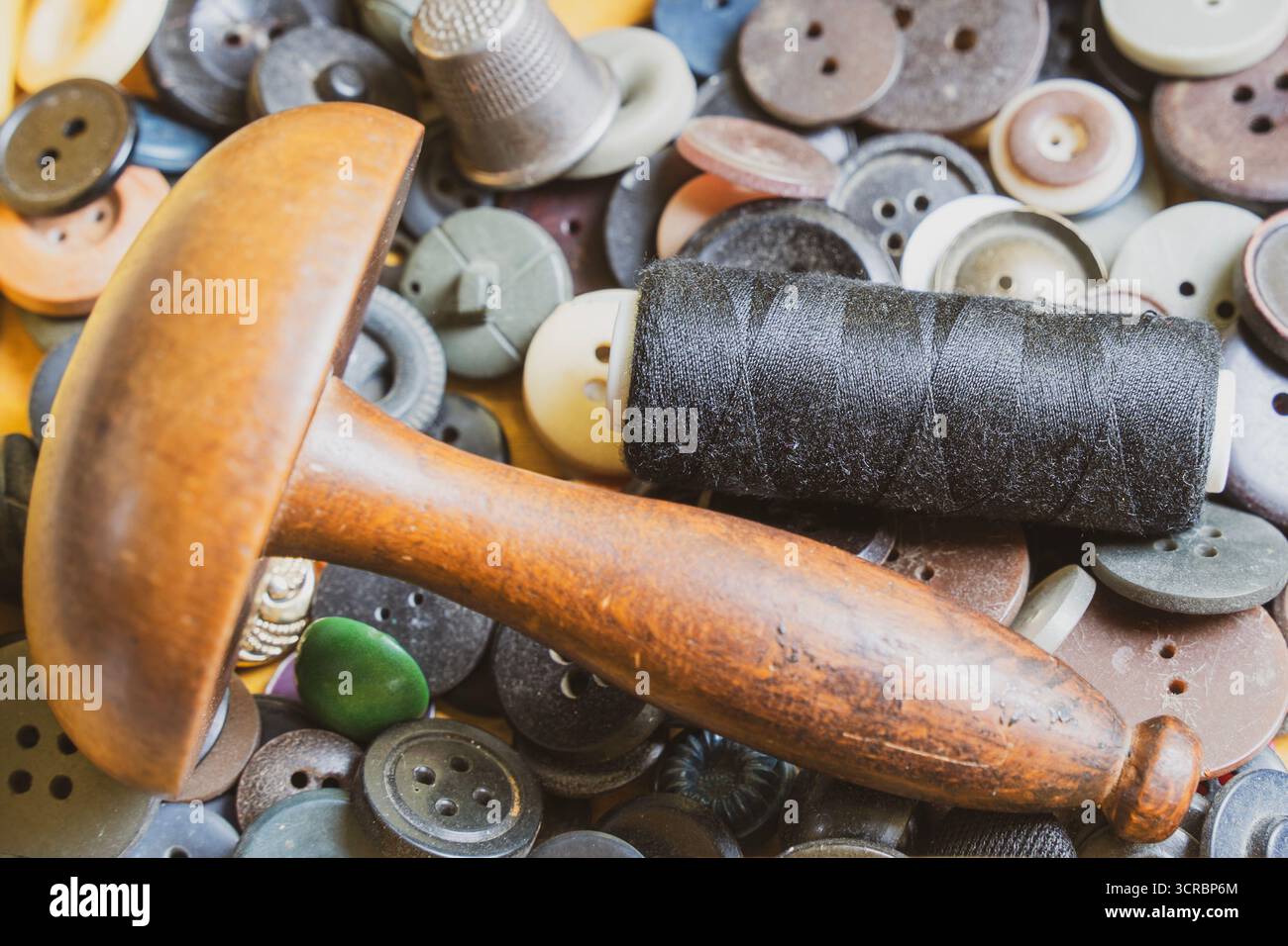 Sammlung von Vintage-Nähwerkzeugen in einem alten Nähkasten Stockfoto