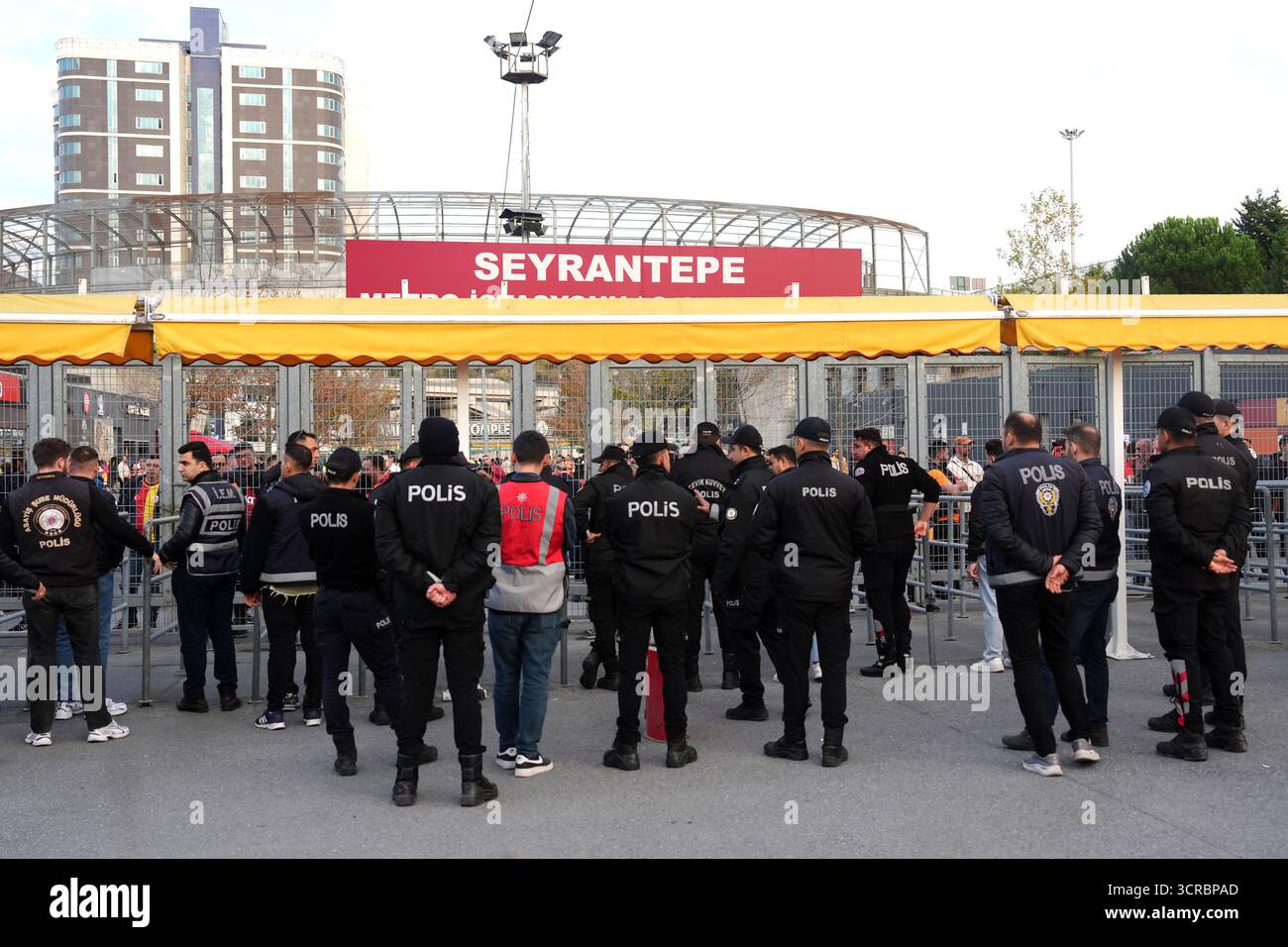 Sie warten auf die Fans vor dem Spiel der UEFA Champions League im RAMSPARK in Istanbul, Türkei. Bilddatum: Dienstag, 30. September 2025. Stockfoto