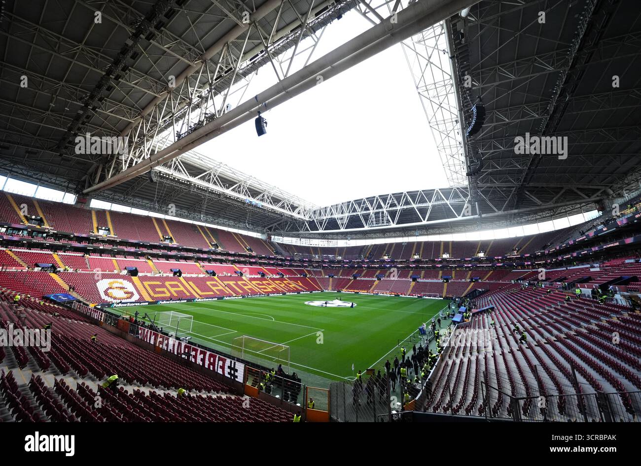 Ein allgemeiner Blick aus dem Inneren des Stadions vor dem Spiel der UEFA Champions League im RAMS Park in Istanbul, Türkei. Bilddatum: Dienstag, 30. September 2025. Stockfoto