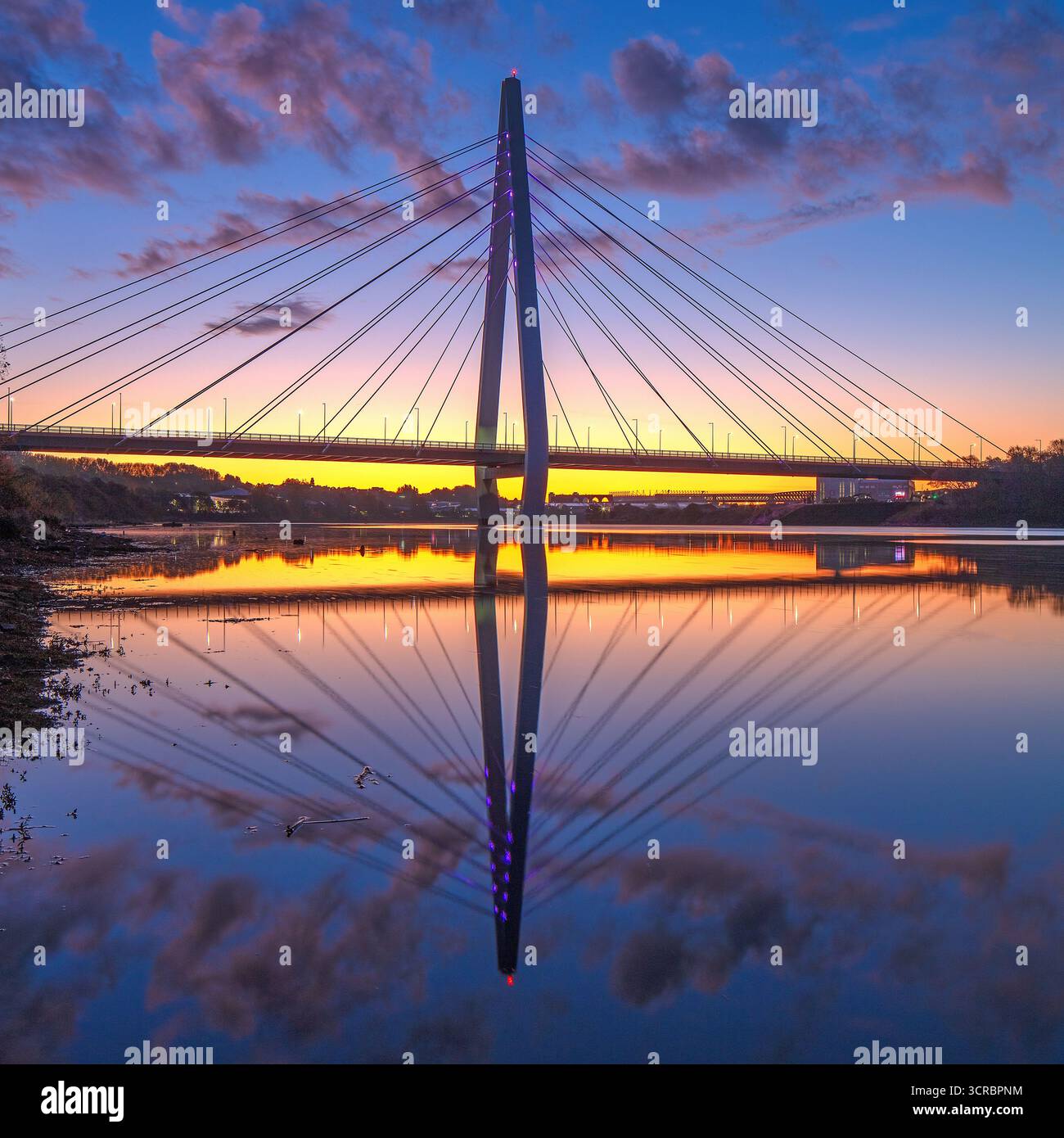 Blick auf die Northern Spire Bridge in Sunderland bei Sonnenaufgang spiegelt sich im River Wear Stockfoto
