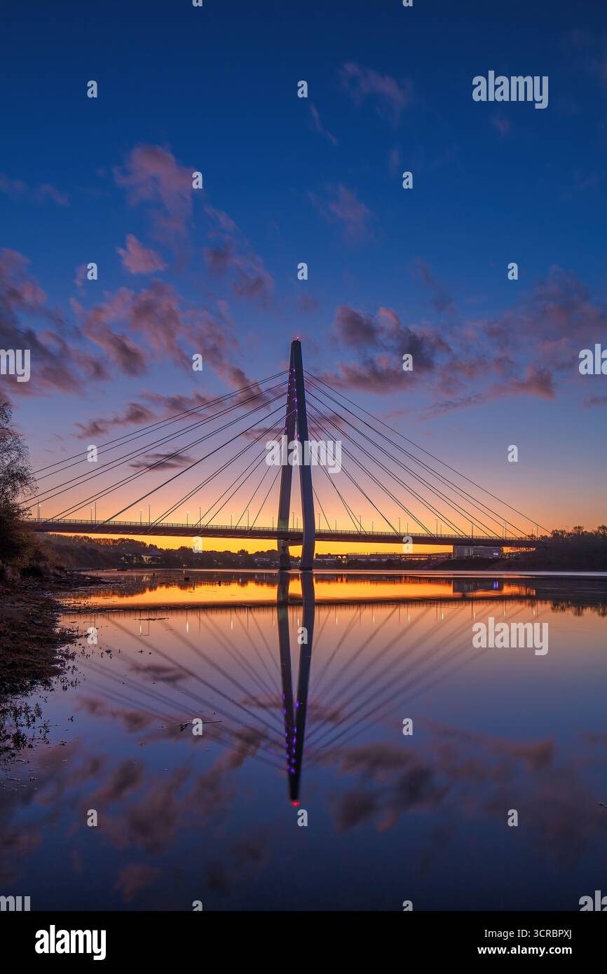 Blick auf die Northern Spire Bridge in Sunderland bei Sonnenaufgang spiegelt sich im River Wear Stockfoto