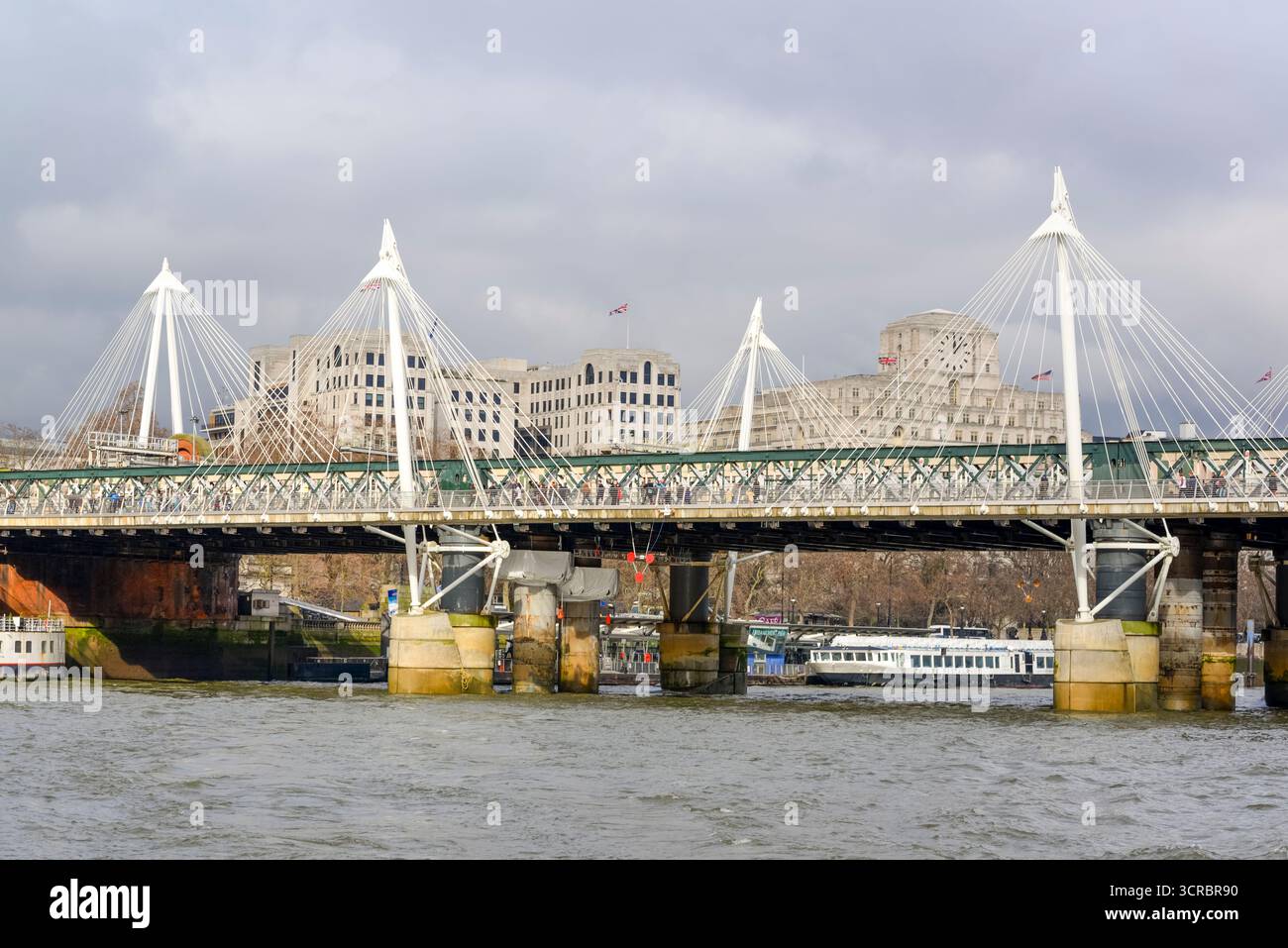 Die Hungerford Bridge überquert die Themse zwischen Waterloo Station und Embankment in London Stockfoto