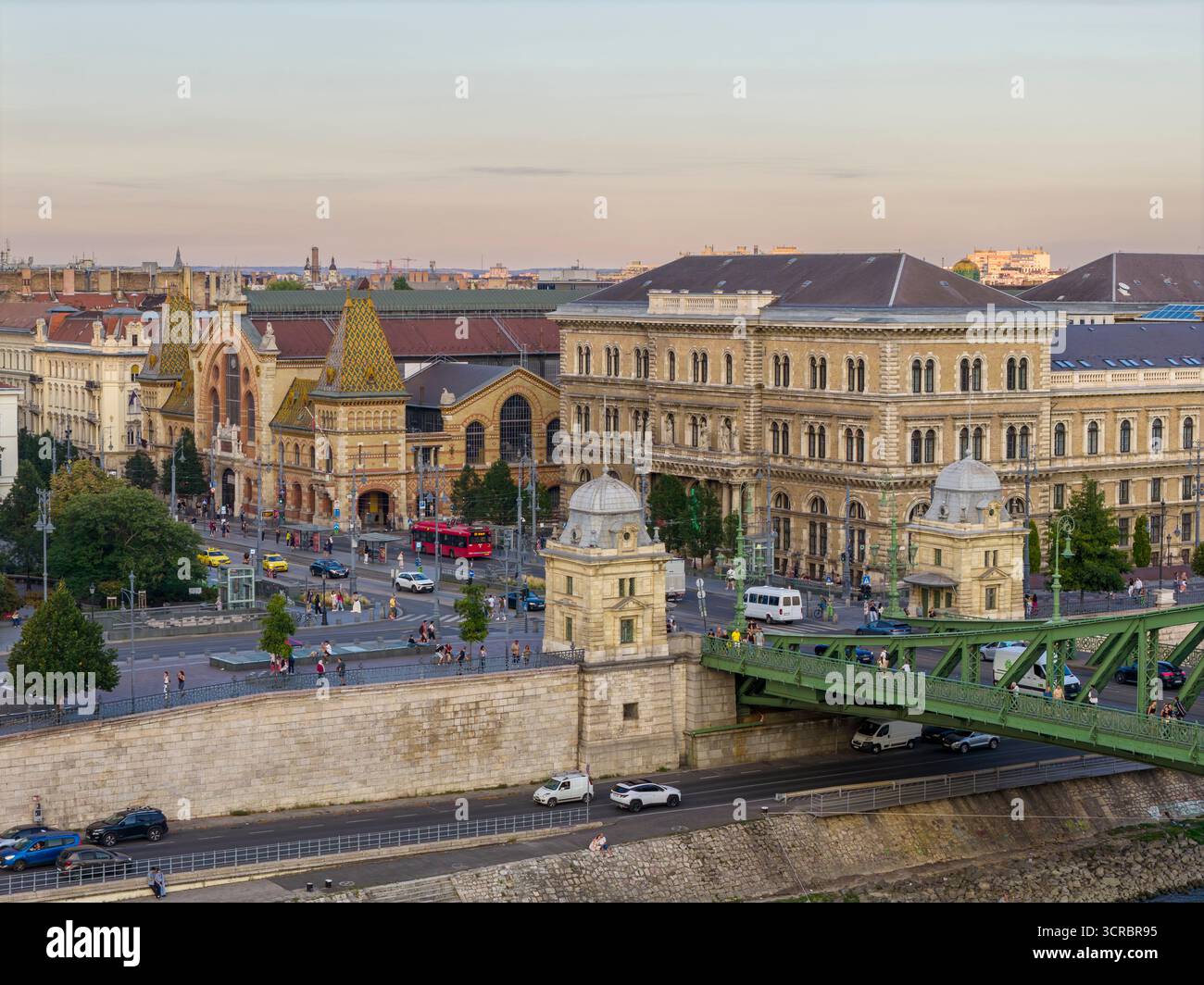 Ungarn Budapest. Berühmtes und beliebtes Touristenziel. Zentrale Markthalle. (Fővám téri nagyvásárcsarnok) Sie können atuhentische Lebensmittel und g essen und kaufen Stockfoto