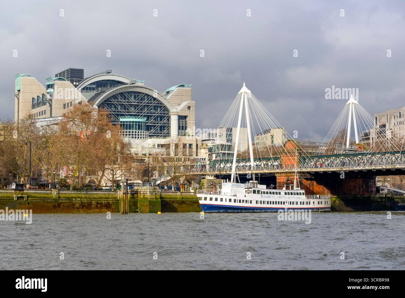 Hungerford Bridge und PwC London Embankment Stockfoto