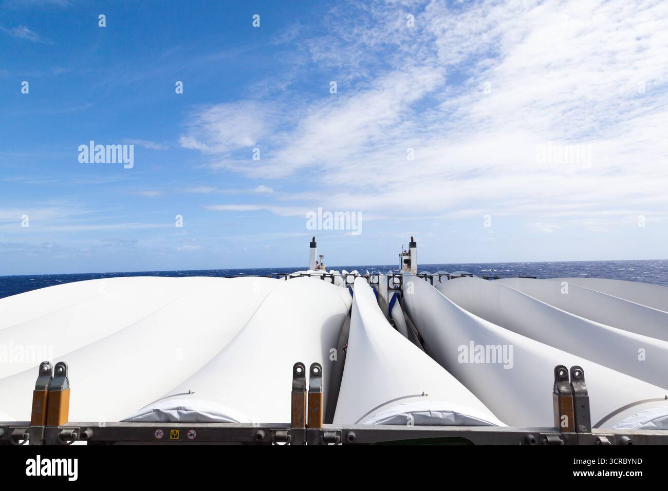 Transport von Rotorblättern für Windturbinen auf einem Frachtschiff über den Ozean. Stockfoto