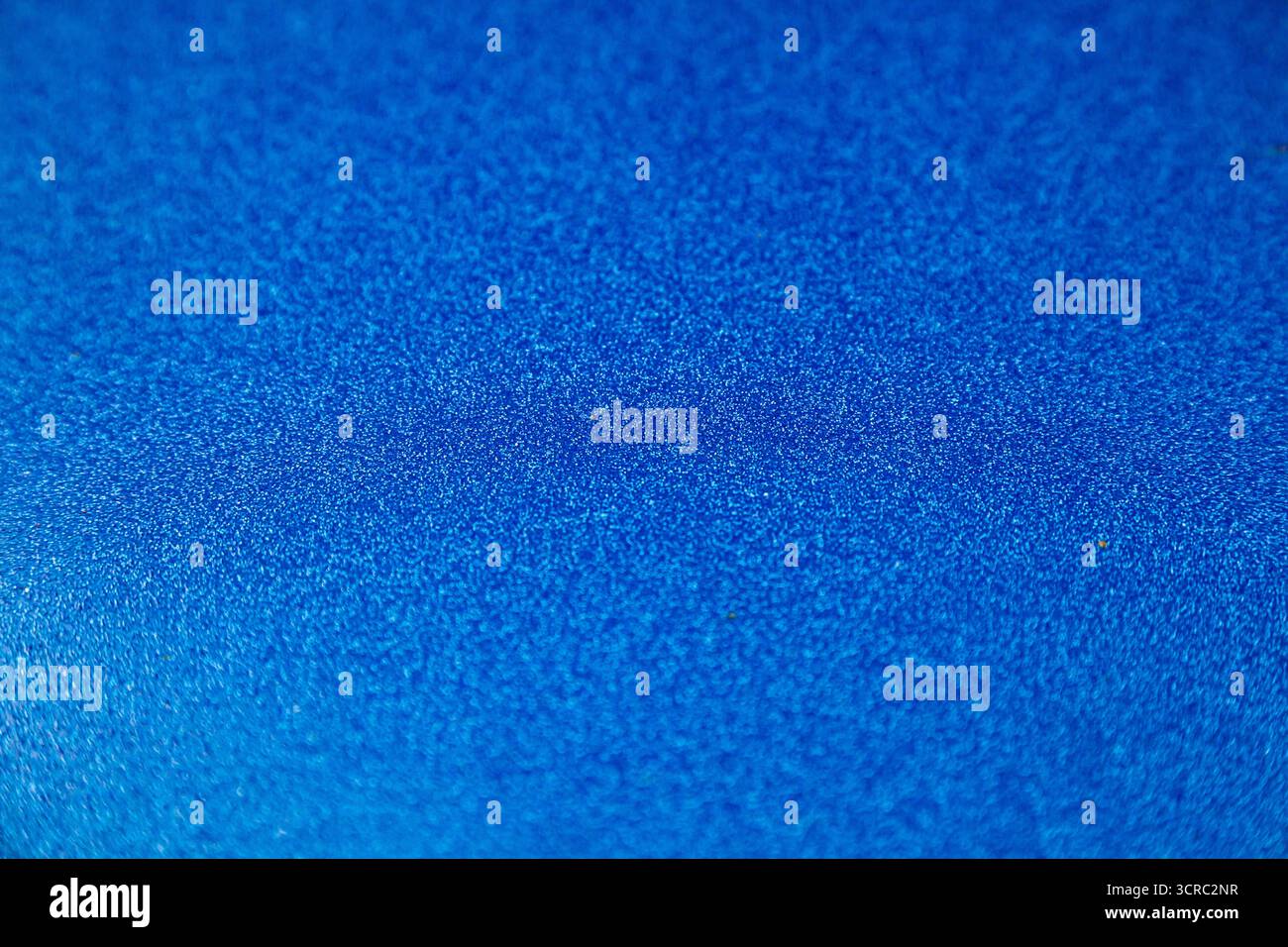 Blaue abstrakte matte Oberfläche mit körniger Textur und zentralem Fokus mit verschwommenen Kanten, Nahaufnahme Stockfoto