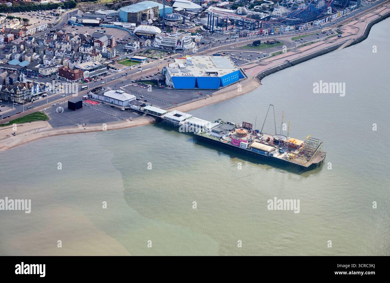 Ein Luftbild von Blackpool South Pier, Nordwest Fylde Coast, Nordengland, Großbritannien Stockfoto