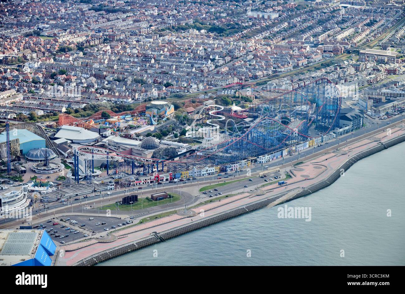 Ein Luftbild von Blackpool Pleasure Beach, das die Achterbahnfahrt mit einem großen Pendelarm zeigt, nordwestlich der Fylde Coast, Nordengland, Großbritannien Stockfoto