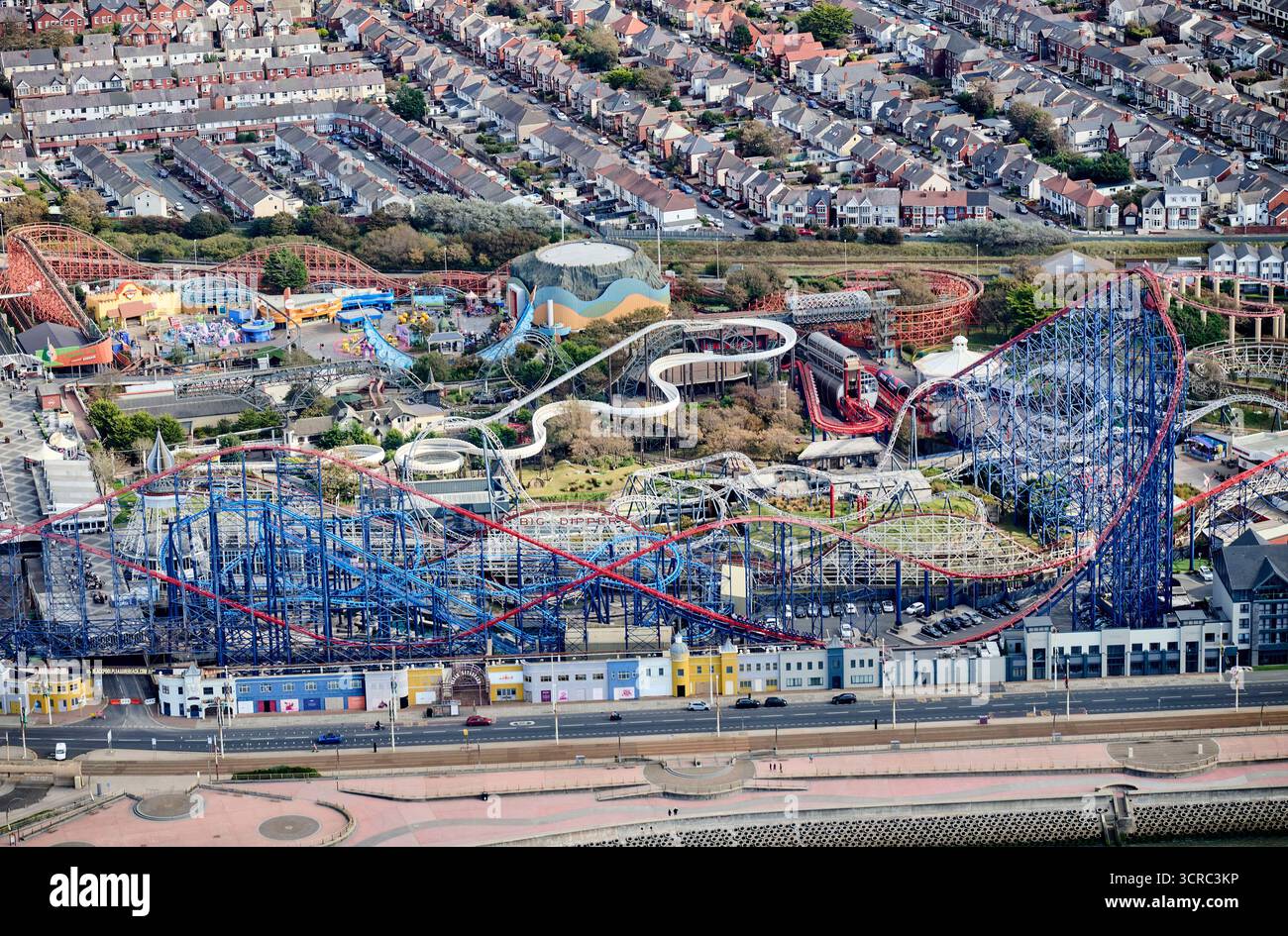 Ein Luftbild von Blackpool Pleasure Beach, das die Achterbahnfahrt mit einem großen Pendelarm zeigt, nordwestlich der Fylde Coast, Nordengland, Großbritannien Stockfoto