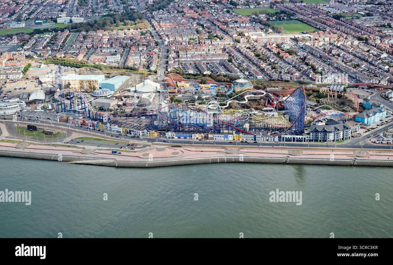 Ein Luftbild von Blackpool Pleasure Beach, das die Achterbahnfahrt mit einem großen Pendelarm zeigt, nordwestlich der Fylde Coast, Nordengland, Großbritannien Stockfoto