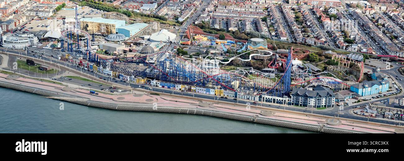Ein Luftbild von Blackpool Pleasure Beach, das die Achterbahnfahrt mit einem großen Pendelarm zeigt, nordwestlich der Fylde Coast, Nordengland, Großbritannien Stockfoto