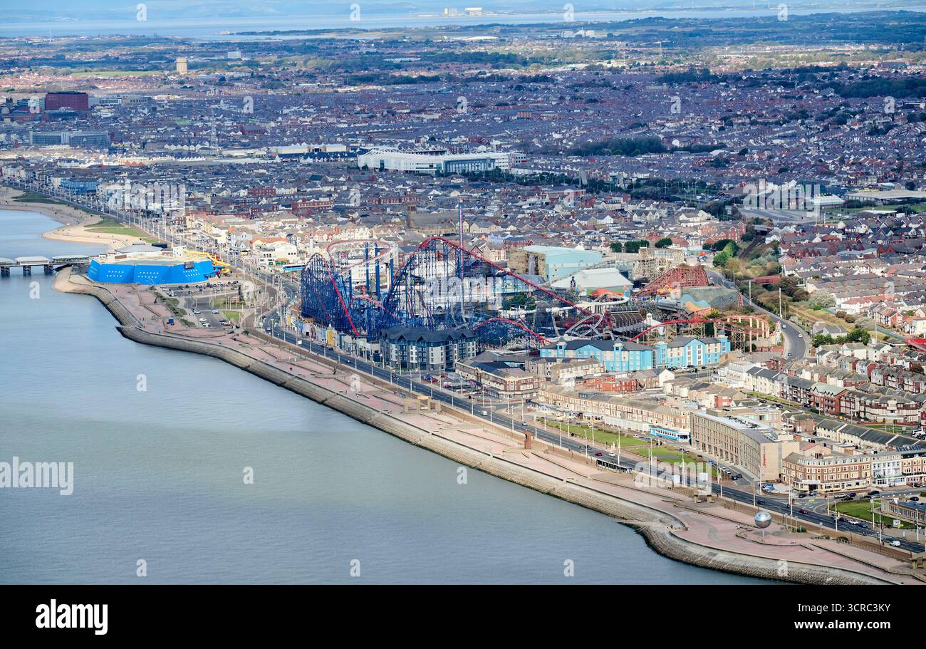Ein Luftbild von Blackpool Pleasure Beach, das die Achterbahnfahrt mit einem großen Pendelarm zeigt, nordwestlich der Fylde Coast, Nordengland, Großbritannien Stockfoto