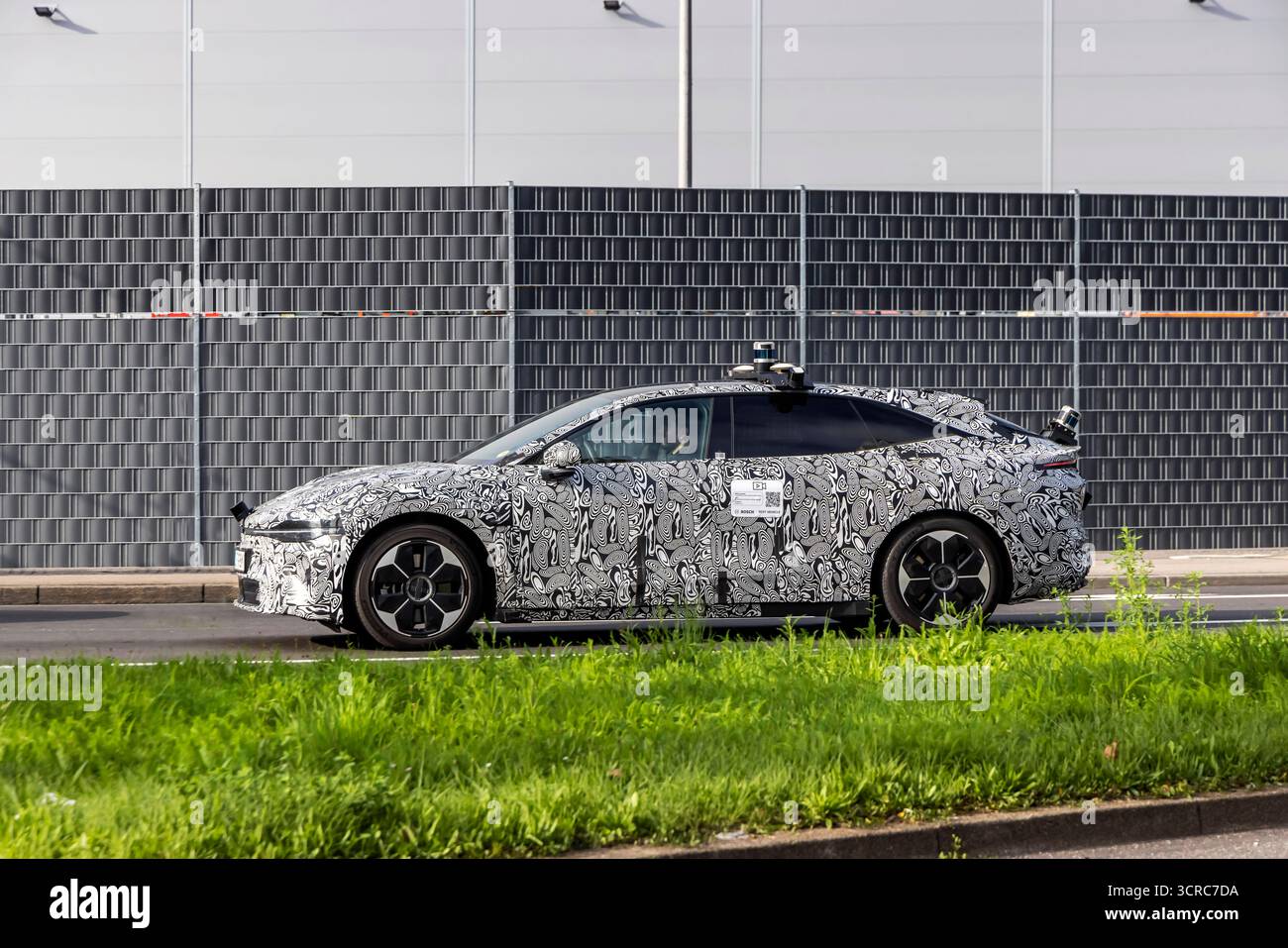 Erlkönig mit Tarn-Beklebung unterwegs in Stuttgart. Elektrofahrzeug Zeekr Modell 007 des chinesischen Automobilherstellers Geely. Autonomes Fahren, Testfahrt von Bosch Automotive. // 29.09.2025: Stuttgart, Baden-Württemberg, Deutschland *** Prototyp mit Tarnlackierung auf der Straße in Stuttgart Elektrofahrzeug Zeekr Modell 007 des chinesischen Automobilherstellers Geely Autonome Fahrt, Probefahrt von Bosch Automotive 29 09 2025 Stuttgart, Baden Württemberg, Deutschland Stockfoto